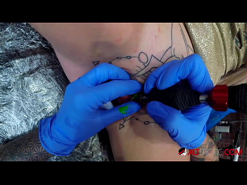 ❤️ Ekstrèmman tatoue hottie Sully Savage te fè yon tatoo sou klitoris li ❤️❌  Sèks nan ht.camporner.top ☑